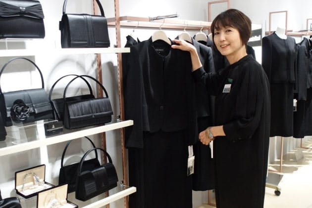 ひと目で 似合う喪服 教えます 試着すればスグ納得 Nikkei Style ひと目で 似合う喪服 教えます 試着すればスグ納得 Nikkei Style