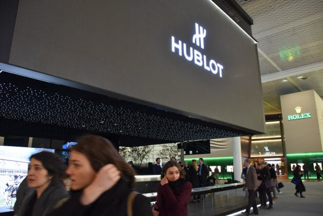 ウブロ 初のスマートウオッチ サッカーw杯審判向け Nikkei Style ウブロ 初のスマートウオッチ サッカーw杯審判向け Nikkei Style