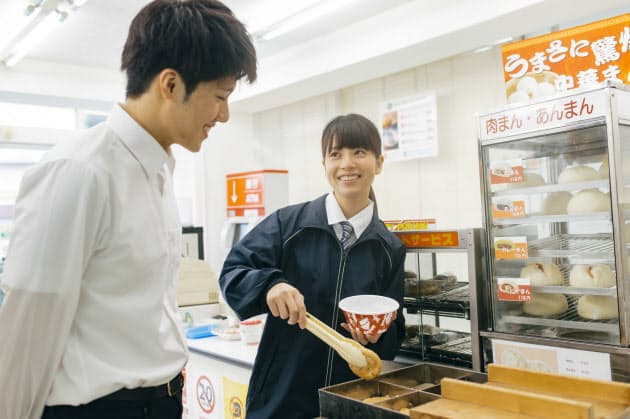 実は日本語エリート 外国人コンビニ店員がすごい Nikkei Style 実は日本語エリート 外国人コンビニ店員がすごい Nikkei Style