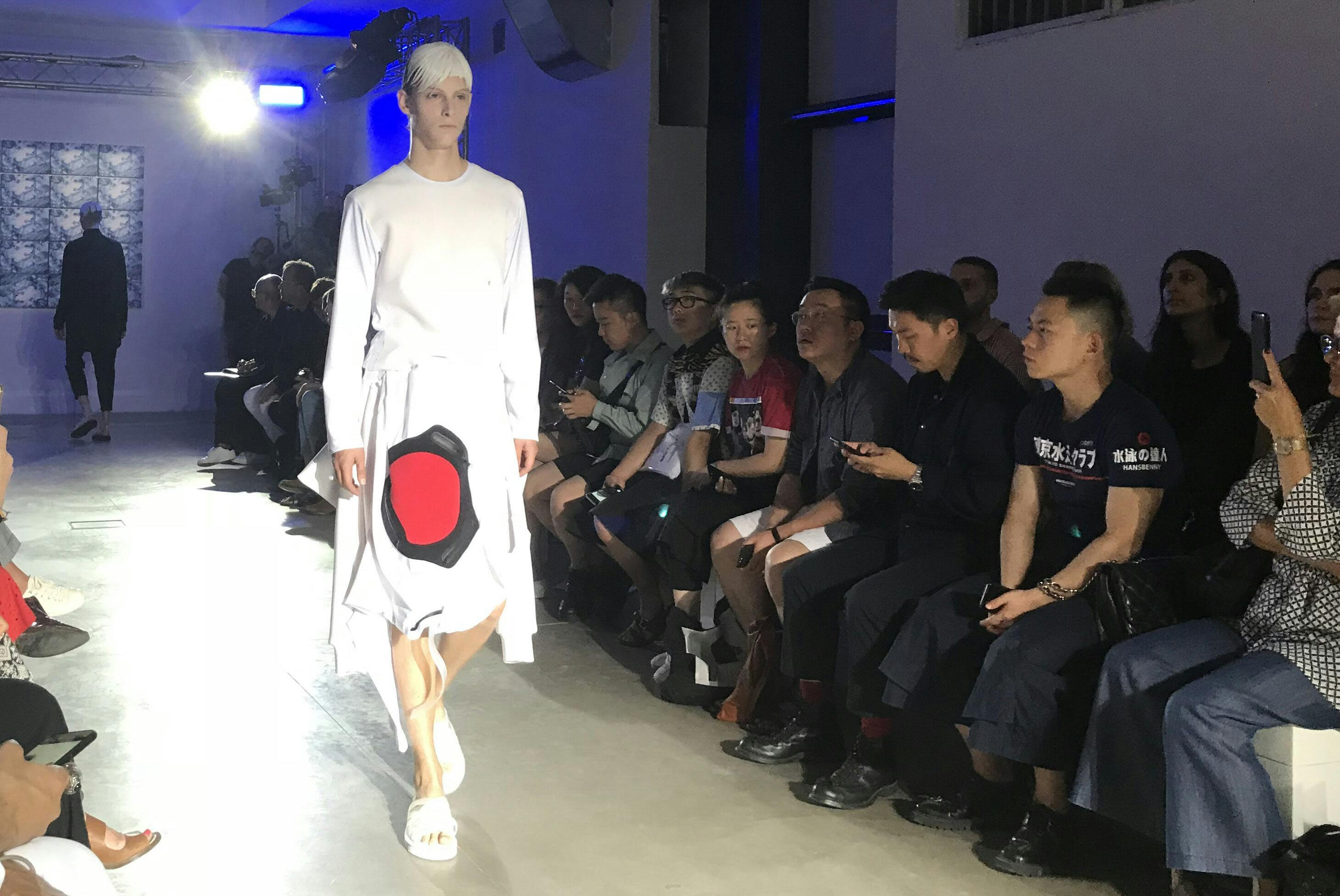 元ギャルソンのデザイナー 丸龍氏がピッティで再始動 Nikkei Style 元ギャルソンのデザイナー 丸龍氏がピッティで再始動 Nikkei Style