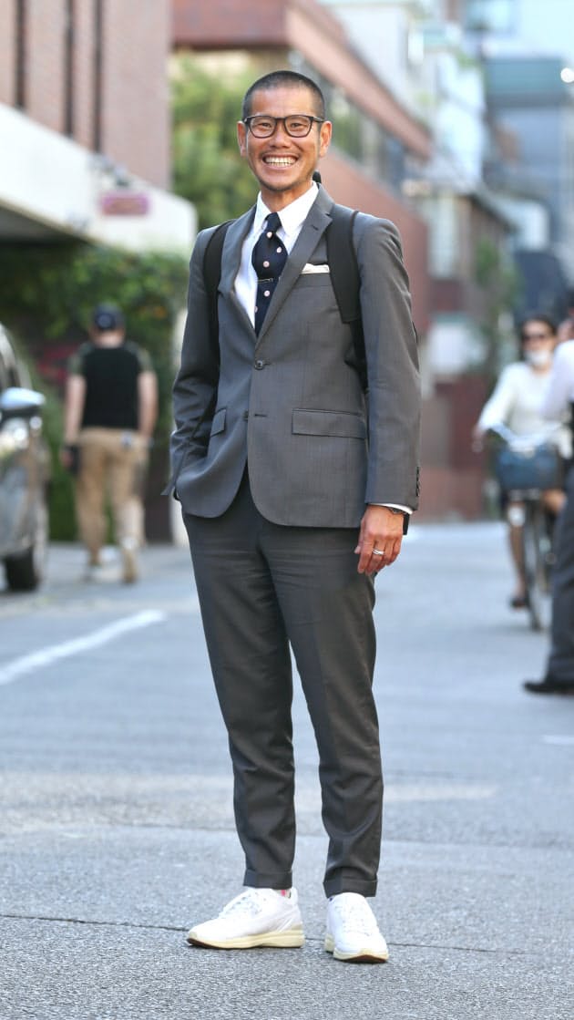 ビジネスマンよ スーツに白スニーカー を恐れるな Men S Fashion Nikkei Style