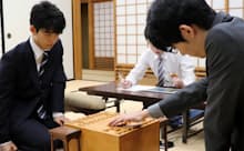 藤井7段(左)は6日の王座戦で斎藤慎太郎7段に敗れた。中村太地王座との5番勝負までまと2勝だったが、タイトル挑戦は持ち越しとなった(大阪市)