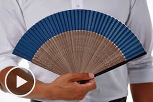 扇子の開き方 両手でゆっくり 優しく丁寧に Nikkei Style 扇子の開き方 両手でゆっくり 優しく丁寧に Nikkei Style