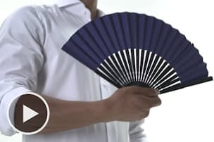 扇子の閉じ方 人さし指と中指で中骨を1本ずつ畳む Nikkei Style 扇子の閉じ方 人さし指と中指で中骨を1本ずつ畳む Nikkei Style