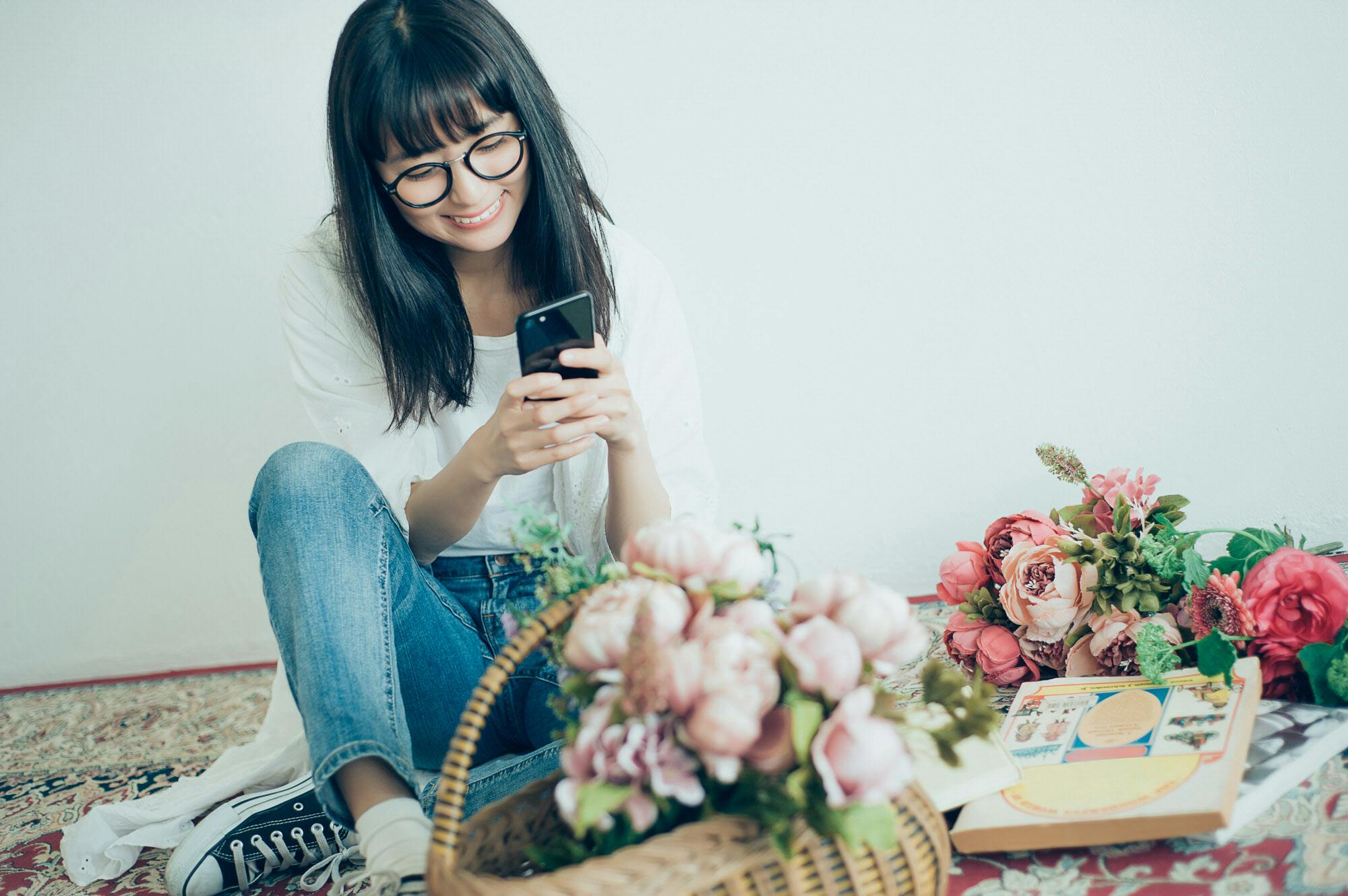 若い女性が夢中 Facebookの ストーリー って何 Nikkei Style 若い女性が夢中 Facebookの ストーリー って何 Nikkei Style