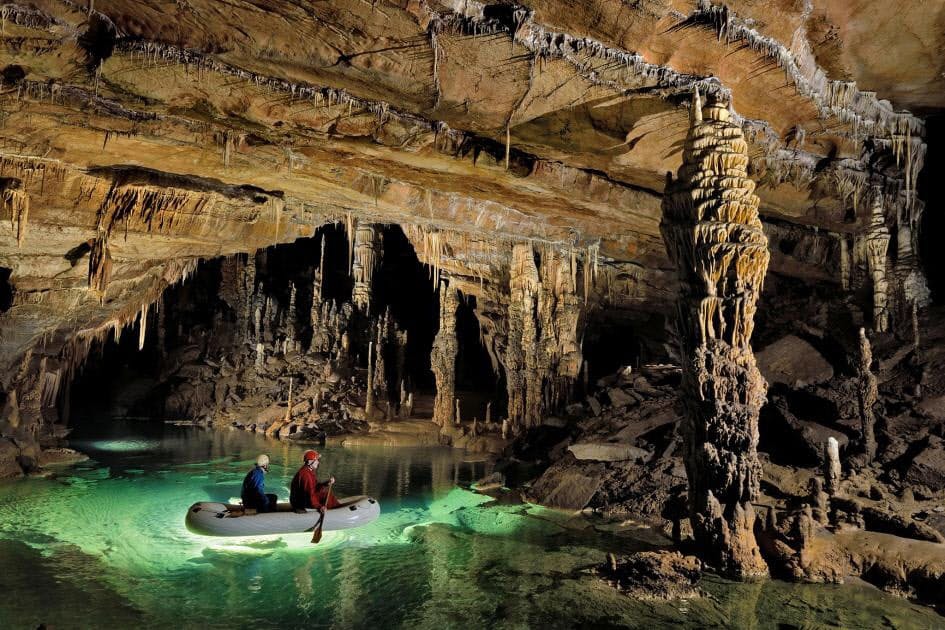 スロベニアの壮大な地中探検 川が流れる洞窟の絶景 Nikkei Style スロベニアの壮大な地中探検 川が流れる洞窟の絶景 Nikkei Style