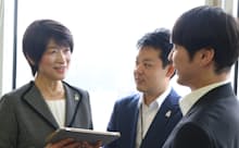 社員らと歓談する筆者