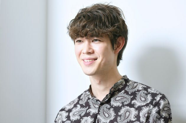 モデル 俳優 宮沢氷魚さん 両親と同じ温度で会話 Nikkei Style