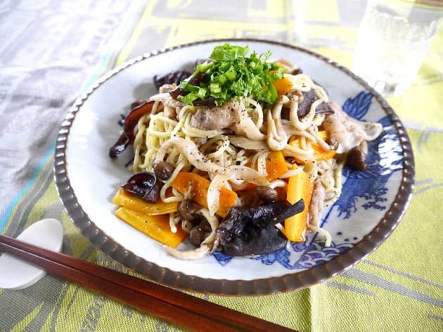 きのこと豚肉の塩焼きそば 手ごろな価格でヘルシー 秋のきのこたっぷりレシピ Nikkei Style きのこと豚肉の塩焼きそば 手ごろな価格でヘルシー 秋のきのこたっぷりレシピ Nikkei Style