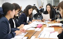 リーダーからアドバイスを受ける社員ら(全国女性営業交流会で)
