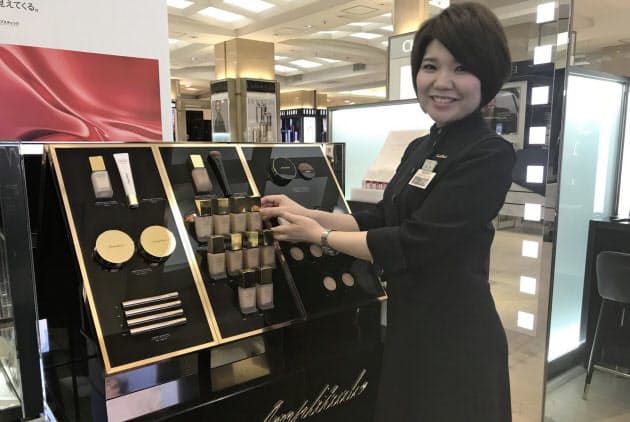 アンプリチュード 試し付けスペース広く 化粧方法も Nikkei Style