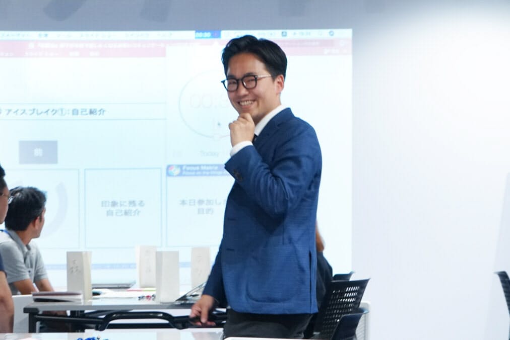 笑いをとって信頼得る スピーチは5つのステップで Nikkei Style 笑いをとって信頼得る スピーチは5つのステップで Nikkei Style