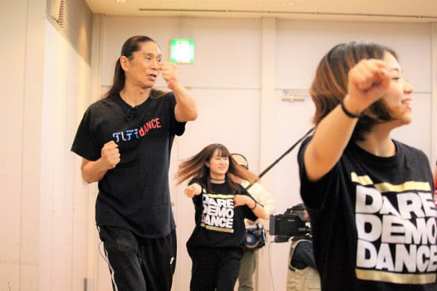 Trf Samさん 80歳女性もダンス楽しむ世の中に Nikkei Style Trf Samさん 80歳女性もダンス楽しむ世の中に Nikkei Style
