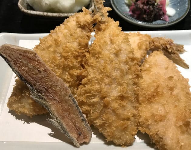 アジフライ多士済々 きつね色の王道からバーガーまで Nikkei Style アジフライ多士済々 きつね色の王道からバーガーまで Nikkei Style