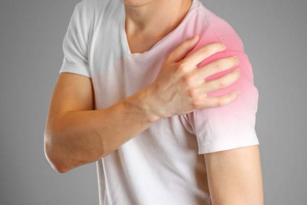 四十肩の痛み放置しない 肩腱板断裂 の可能性も Nikkei Style 四十肩の痛み放置しない 肩腱板断裂 の可能性も Nikkei Style