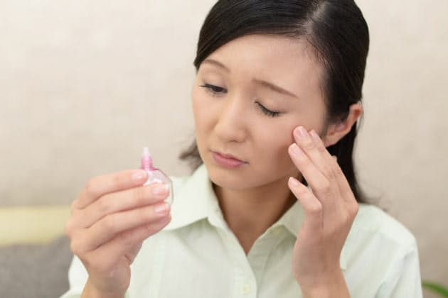 花粉症の目のかゆみ 人工涙液と目薬の二刀流で Nikkei Style 花粉症の目のかゆみ 人工涙液と目薬の二刀流で Nikkei Style