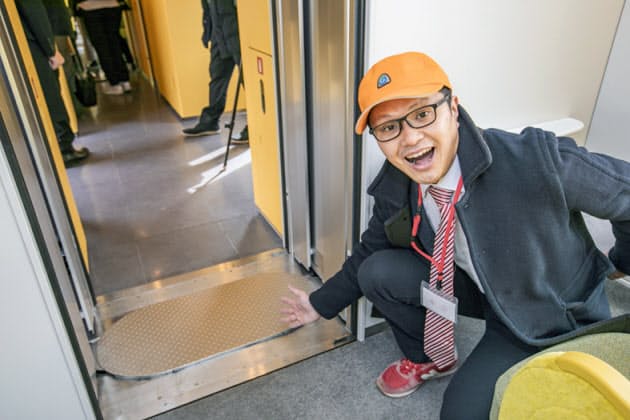 南田さんが驚いた 前代未聞の 渡り板 風景に溶け込む特急 西武 ラビュー に Nikkei Style 南田さんが驚いた 前代未聞の 渡り板 風景に溶け込む特急 西武 ラビュー に Nikkei Style