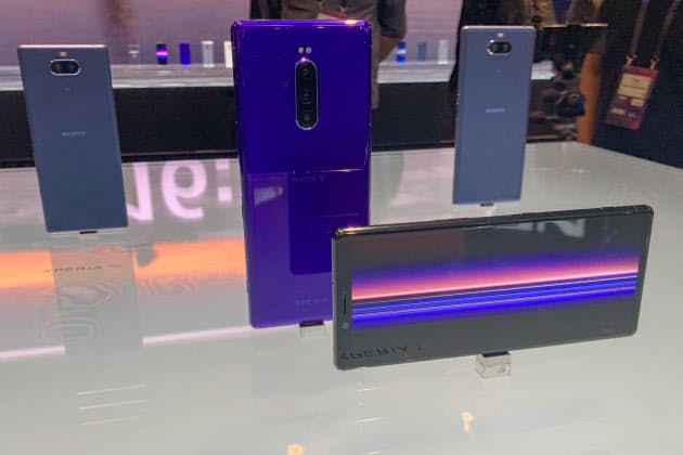 折り畳みスマホで人気上昇 超縦長画面の意外な魅力 Nikkei Style