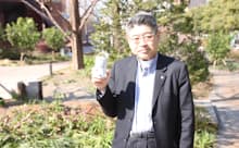 「北海道生搾り」を手にする現在の筆者