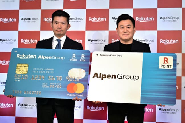 2019年3月18日の「楽天とアルペン、共同記者説明会」の壇上で、「楽天ポイントカード」の拡大パネルを抱える楽天代表取締役会長兼社長の三木谷浩史氏と(写真右)と、「アルペングループ 楽天カード」の拡大パネルを掲げるアルペン代表取締役社長の水野敦之氏 2019年3月18日の「楽天とアルペン、共同記者説明会」の壇上で、「楽天ポイントカード」の拡大パネルを抱える楽天代表取締役会長兼社長の三木谷浩史氏と(写真右)と、「アルペングループ 楽天カード」の拡大パネルを掲げるアルペン代表取締役社長の水野敦之氏