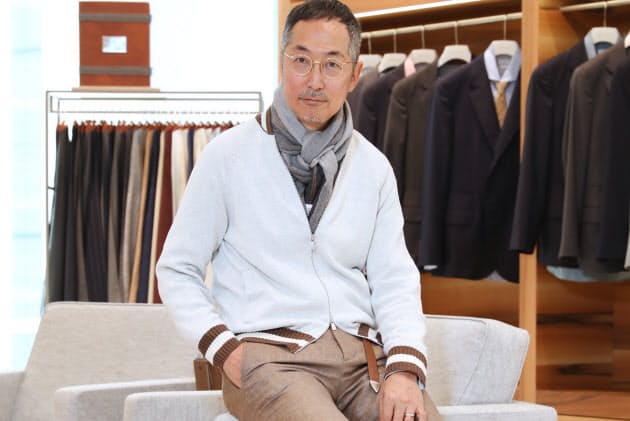 スーツの上にニットやブルゾン 裾がはみ出してもok Nikkei Style スーツの上にニットやブルゾン 裾がはみ出してもok Nikkei Style