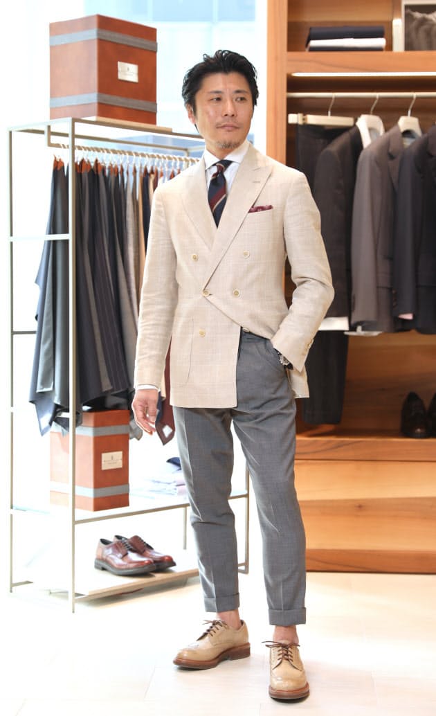 スーツの上にニットやブルゾン 裾がはみ出してもok Nikkei Style スーツの上にニットやブルゾン 裾がはみ出してもok Nikkei Style