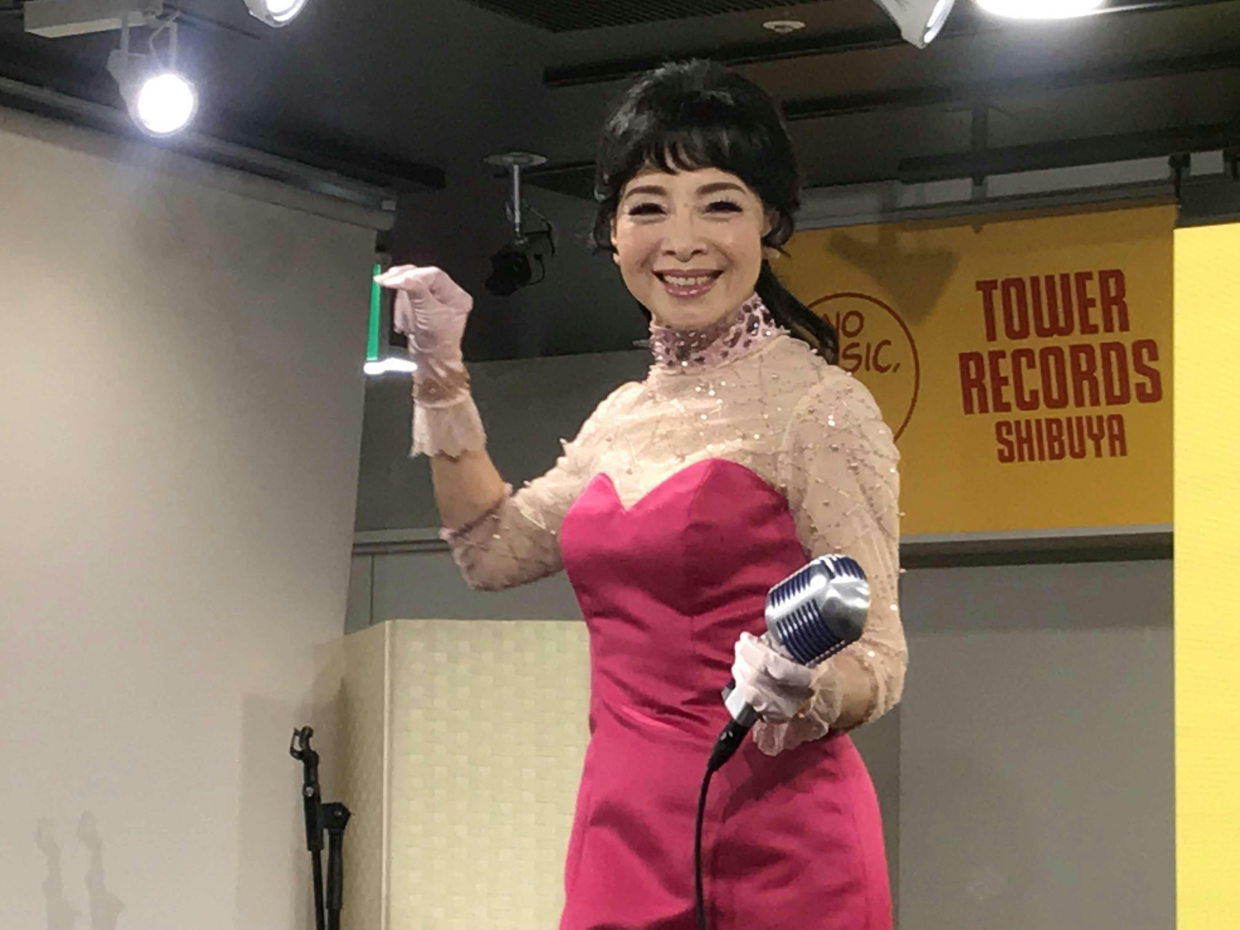 由美かおる 歌声再び アコーディオン弾き語り新曲 Nikkei Style 由美かおる 歌声再び アコーディオン弾き語り新曲 Nikkei Style