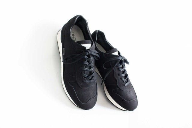 今が旬の黒スニーカー ソールは白で軽やかに Nikkei Style 今が旬の黒スニーカー ソールは白で軽やかに Nikkei Style