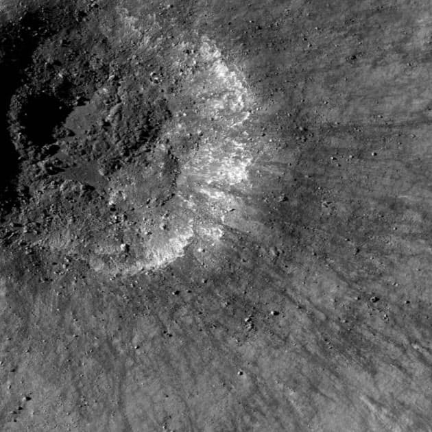 なぜ地球よりも水が少ないのか 月の地表7センチ下に大量の水 Nasa探査機が発見 Nikkei Style なぜ地球よりも水が少ないのか 月の地表7センチ下に大量の水 Nasa探査機が発見 Nikkei Style