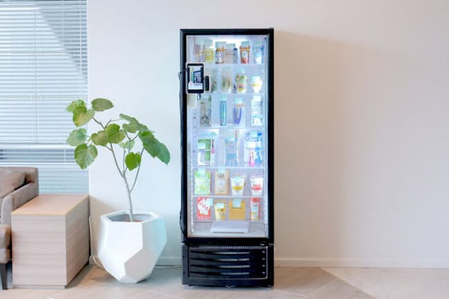 600(東京・中央)が開発したキャッシュレス無人コンビニ「600」。本体は幅60cmの冷蔵ケース。電源が確保できれば簡単に設置でき、オフィスを中心に導入が進んでいる。現状、初期導入費用無料、月額3万円~(条件により異なる)で設置できる 600(東京・中央)が開発したキャッシュレス無人コンビニ「600」。本体は幅60cmの冷蔵ケース。電源が確保できれば簡単に設置でき、オフィスを中心に導入が進んでいる。現状、初期導入費用無料、月額3万円~(条件により異なる)で設置できる