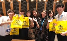 左から鈴木佳裕、山口加葉、蔭平萌恵、ザーラ、カニャ、江口綾音、稲葉光のチームRoti各メンバー