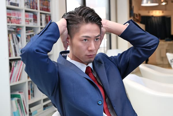 ビジネスに艶アリ七三分け 安倍首相のヘアも参考に Men S Fashion Nikkei Style