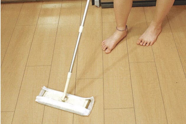 素足が気持ちいい 梅雨どきも快適な床掃除のコツ Nikkei Style 素足が気持ちいい 梅雨どきも快適な床掃除のコツ Nikkei Style