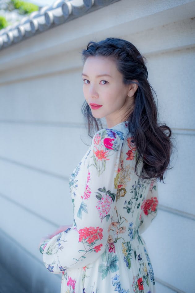 ルーツである沖縄についても初めて歌で向き合った 知花くらら 苦しんだ代 短歌 Nikkei Style ルーツである沖縄についても初めて歌で向き合った 知花くらら 苦しんだ代 短歌 Nikkei Style