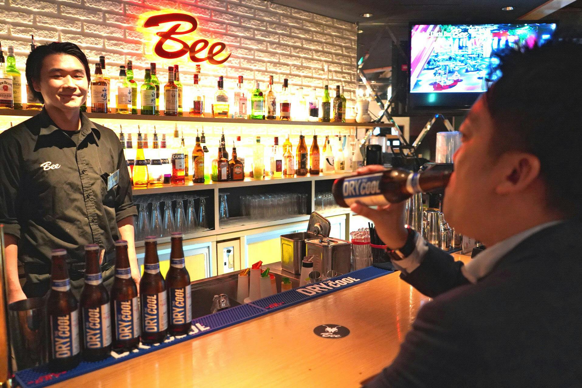 そのまま飲む小瓶ビール W杯 五輪観戦で広がるか オリパラ Nikkei Style