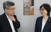 当時の同僚と「吟仕込」発売を振り返る著者(左)