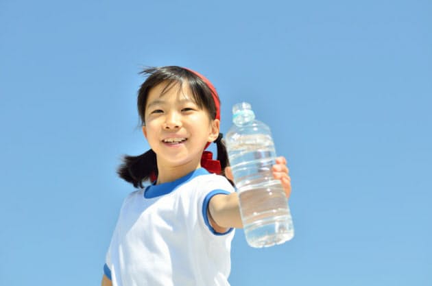 脱水しやすい子供の熱中症予防 運動15分ごとに水分 Nikkei Style 脱水しやすい子供の熱中症予防 運動15分ごとに水分 Nikkei Style
