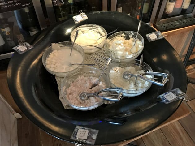 都心の工房で生乳から手作り チーズ専門店が続々 Nikkei Style 都心の工房で生乳から手作り チーズ専門店が続々 Nikkei Style