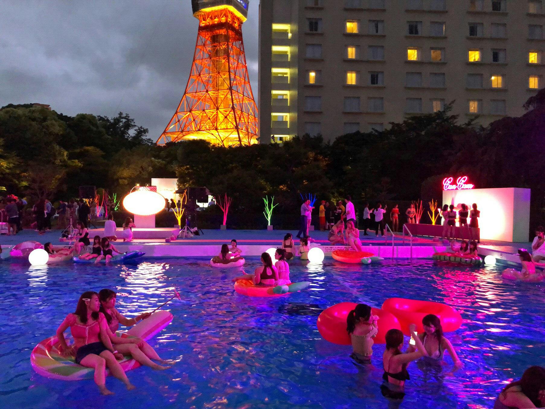 ナイトプールで日焼けせずインスタ映え 家族でも満喫 Nikkei Style ナイトプールで日焼けせずインスタ映え 家族でも満喫 Nikkei Style