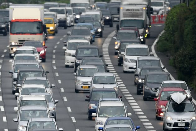 お盆の高速渋滞は分散傾向 下り8月10 11日に注意 Nikkei Style お盆の高速渋滞は分散傾向 下り8月10 11日に注意 Nikkei Style