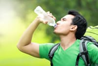 大量の汗をかいたときは、何を飲むのがいい?写真はイメージ=(c)ferli-123RF 大量の汗をかいたときは、何を飲むのがいい?写真はイメージ=(c)ferli-123RF