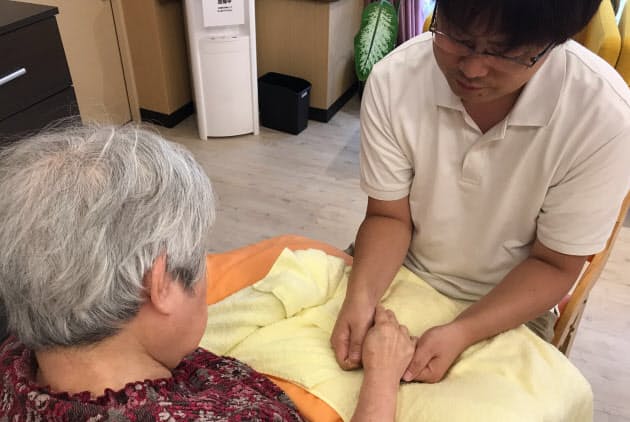 認知症にも緩和ケア 痛みや不安 触れて和らげる Nikkei Style