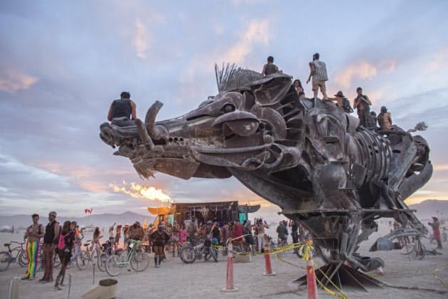 砂漠の奇祭 バーニングマン 架空の都市で1週間 Nikkei Style 砂漠の奇祭 バーニングマン 架空の都市で1週間 Nikkei Style