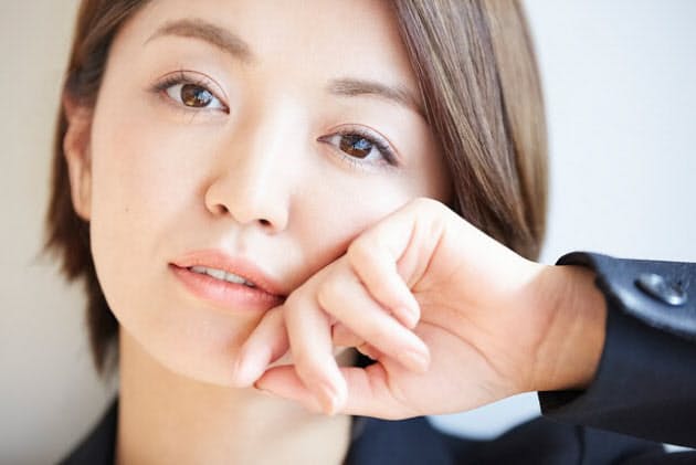職場で化粧直し ちょい足しハイライトで表情明るく Nikkei Style