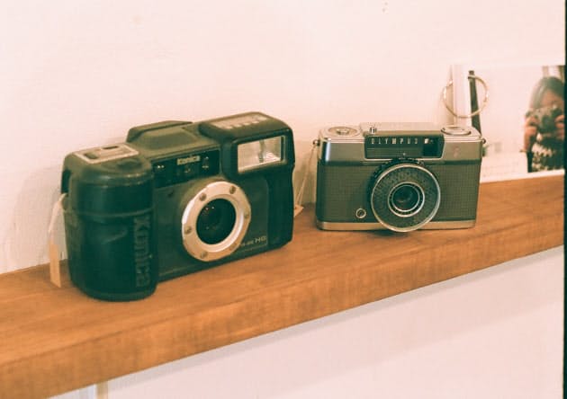 フィルムカメラが人気のワケ 充電は フィルムカメラ女子が頼りにする銀塩専門店 Nikkei Style フィルムカメラが人気のワケ 充電は フィルムカメラ女子が頼りにする銀塩専門店 Nikkei Style