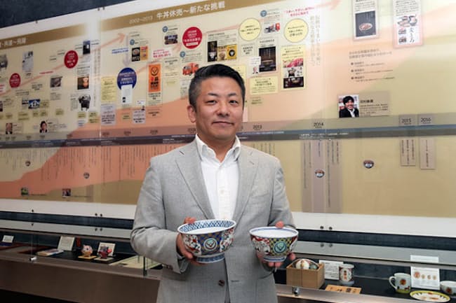 吉野家常務の伊東正明氏。1996年にP&G入社。ブランドマネージャーとして「ジョイ」「アリエール」のブランドを再建するなど、国内外で活躍。シンガポールでペットケア事業責任者、アジアパシフィック・Eビジネス事業責任者、ホームケア・オーラルケアヴァイスプレジデントなども歴任。2017年11月退職・独立。18年1月に戦略担当顧問として吉野家に招かれ、10月より同社の常務に。伊東氏が右手に持つのが「牛丼 超特盛」、左手に持つのが「牛丼 小盛」で使われる丼 吉野家常務の伊東正明氏。1996年にP&G入社。ブランドマネージャーとして「ジョイ」「アリエール」のブランドを再建するなど、国内外で活躍。シンガポールでペットケア事業責任者、アジアパシフィック・Eビジネス事業責任者、ホームケア・オーラルケアヴァイスプレジデントなども歴任。2017年11月退職・独立。18年1月に戦略担当顧問として吉野家に招かれ、10月より同社の常務に。伊東氏が右手に持つのが「牛丼 超特盛」、左手に持つのが「牛丼 小盛」で使われる丼