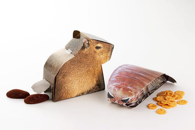 オリジナルグッズの「超グソクムシ煎餅」(右)と「カピバラの落し物」。深海生物のグソクムシは捕れ過ぎて飼いきれないほどだが、漁師との信頼関係を保つためには引き取っている。その粉末を練りこんだのが超グソクムシ煎餅で、1日に100個は売れるヒット商品に。カピバラの落し物のパッケージは、お尻からチョコレート菓子が出てくる仕掛け オリジナルグッズの「超グソクムシ煎餅」(右)と「カピバラの落し物」。深海生物のグソクムシは捕れ過ぎて飼いきれないほどだが、漁師との信頼関係を保つためには引き取っている。その粉末を練りこんだのが超グソクムシ煎餅で、1日に100個は売れるヒット商品に。カピバラの落し物のパッケージは、お尻からチョコレート菓子が出てくる仕掛け