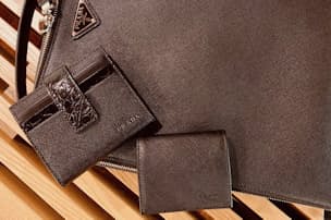 スマホケースの進化形はバッグ型 収納 スタイル競う Men S Fashion Nikkei Style