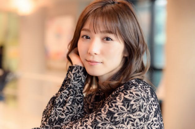 松岡茉優 撮影待ちに体ほぐすメノウのかっさプレート Mono Trendy Nikkei Style