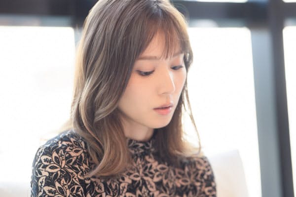 松岡茉優 撮影待ちに体ほぐすメノウのかっさプレート 趣味 ガジェット Nikkei Style